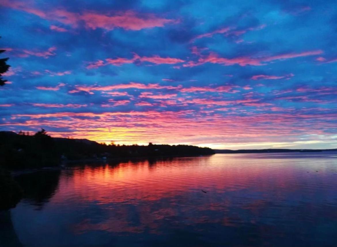 Walkon Waterfront Castle Cove Inn Chemainus Exteriör bild